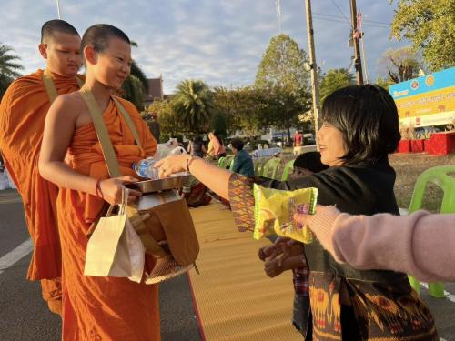 ร่วมตักบาตรกับช้าง" เพื่อช่วยกระตุ้นเศรษฐกิจและการท่องเที่ยวจังหวัดสุรินทร์